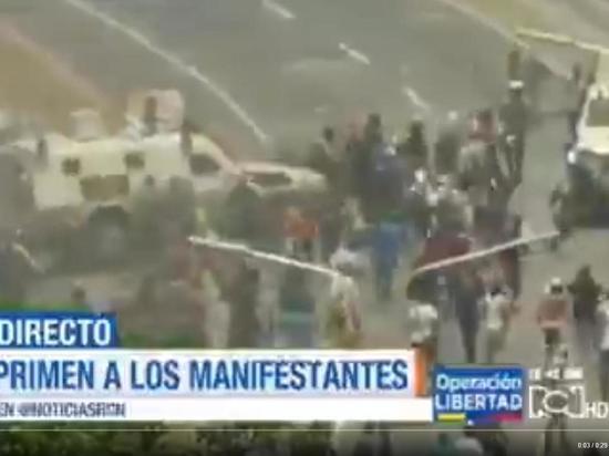 Безоружных протестующих в Венесуэле начали давить бронеавтомобилем