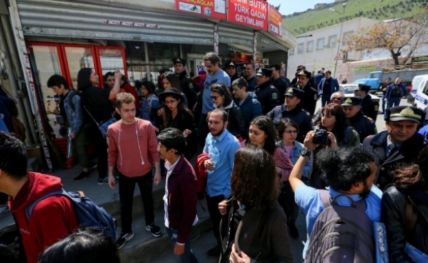 Полиция Баку пресекла акцию в память о погибшей школьнице - «Новости Дня»