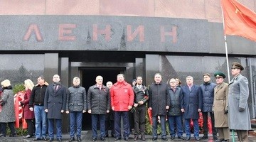 Сторонники КПРФ отметили день рождения Ленина у Мавзолея - «Новости дня»