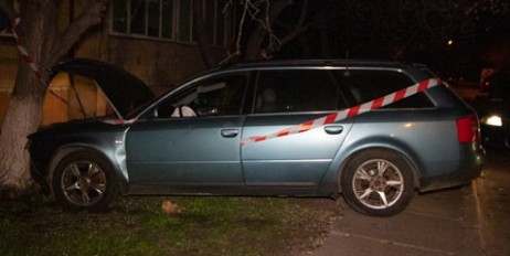 В Киеве Audi влетело в дерево: пострадал водитель - «Спорт»