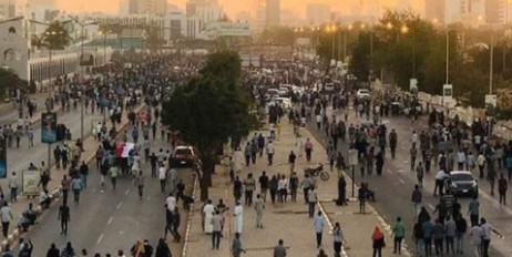В Судане тысячи демонстрантов требуют отставки президента - «Мир»