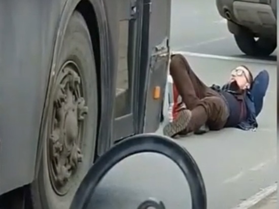 В Ярославле мужчина развлекаясь лег на дорогу перед троллейбусом