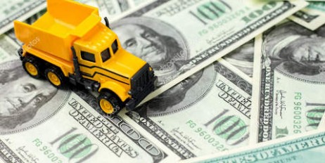 Деньги на ветер: в США грузовик рассыпал на дорогу десятки тысяч долларов - «Политика»