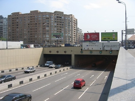 ДТП с грузовиком в Лефортовском тоннеле Москвы затруднило движение