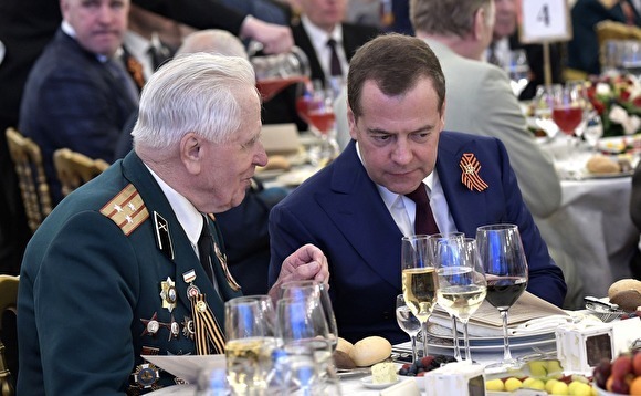 Медведев запретил госучреждениям закупать импортное вино - «Новости дня»