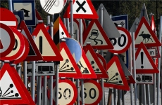 По заявлениям прокурора Дзержинского района суд возложил на органы местного самоуправления обязанность отремонтировать дороги