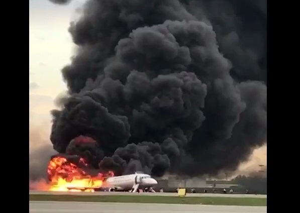 Пожарные начали тушить Sukhoi Superjet-100 через 2 минуты после посадки - «Новости дня»