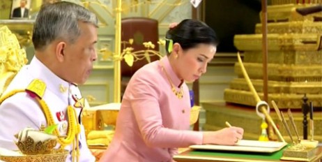 Тайский король женился на стюардессе - «Экономика»