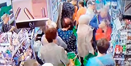В киевском супермаркете пьяница попытался свернуть шею ребенку (видео) - «Происшествия»