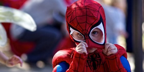 В столице Грузии ребенок в костюме Человека-паука прыгнул с восьмого этажа и выжил - «Экономика»