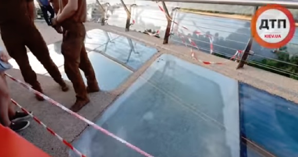 В Киеве обследовали треснувший мост — стекло разбивали сверху - «Новости Дня»
