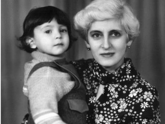 Зеленский опубликовал трогательное фото, где он маленький на руках у мамы