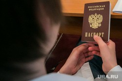 Жители Донецка выстроились в очередь за российскими паспортами - «Новости дня»