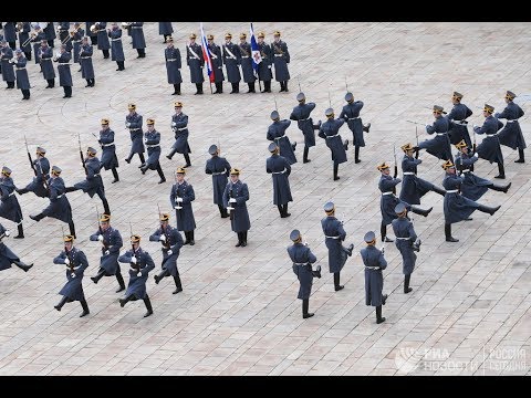 Церемония развода пеших и конных караулов Президентского полка - (видео)