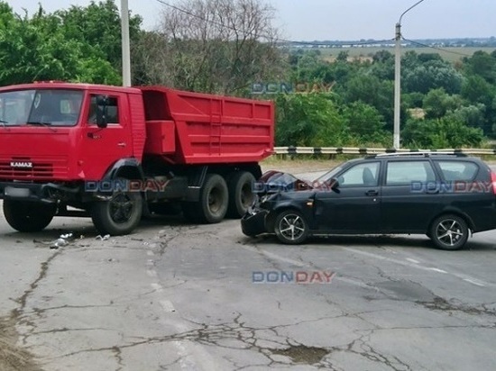 При столкновении грузовика с легковушкой в Ростовской области пострадали четверо