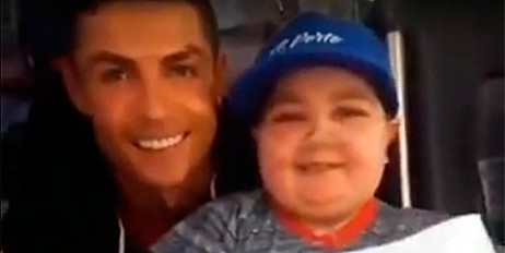Роналду остановил автобус сборной Португалии ради больного мальчика (видео) - «Общество»