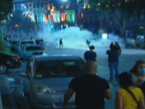 Спецназ разогнал митингующих перед зданием грузинского парламента