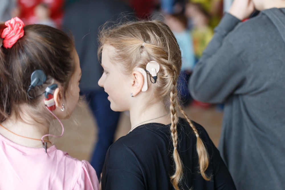 Слабослышащие и позднооглохшие обучающиеся. Дети с нарушением слуха.. Глухие и слабослышащие дети. Глухие дети с кохлеарным имплантом. Дети с кохлеарной имплантацией в школе.