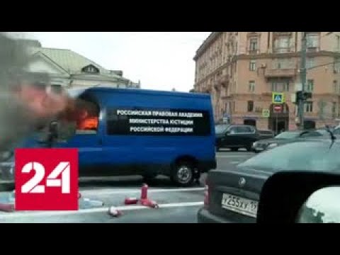 На Садовом кольце загорелся микроавтобус - Россия 24 - (видео)