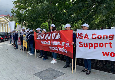 Работники ГАЗа протестом отметили День независимости США у стен резиденции посла в Москве (ФОТО, ВИДЕО)