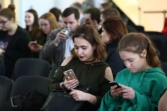 Россияне высказались по поводу идеи о запрете гаджетов в школах - «Экономика»