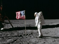 Российский историк привел доказательства высадки американцев на Луну  - «Общество»