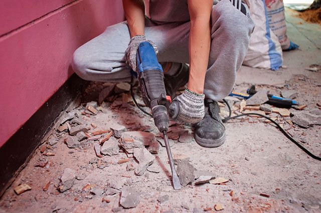 Штробить асфальт. Штробить или штрабить как правильно. Builder worker with pneumatic Hammer Drill perforator Equipment making hole in Wall at Construction site.