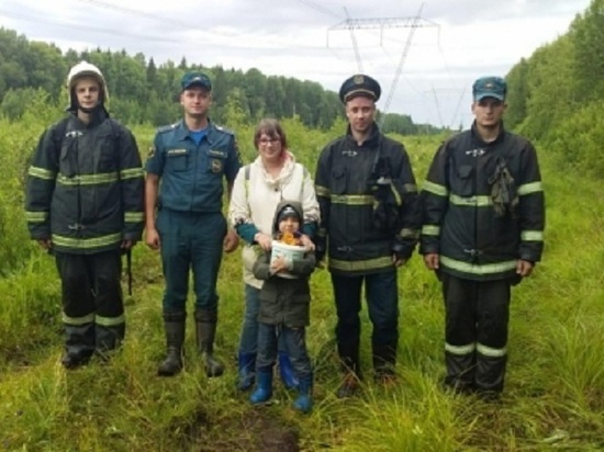 Тверские пожарные вывели из леса заблудившуюся женщину с ребенком