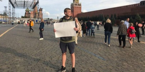 В России задержали мужчину из-за пустого листа бумаги в руках - «Общество»
