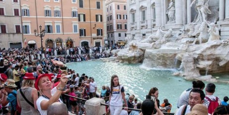В столице Италии штраф за купание в фонтане подняли до 450 евро - «Политика»