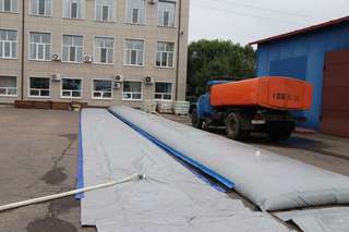 Водоналивные дамбы для защиты от наводнений доставили в Уссурийск - «Новости Уссурийска»