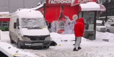 В Киеве водитель пытался выбраться из снежного плена и задавил насмерть продавца - «Автоновости»
